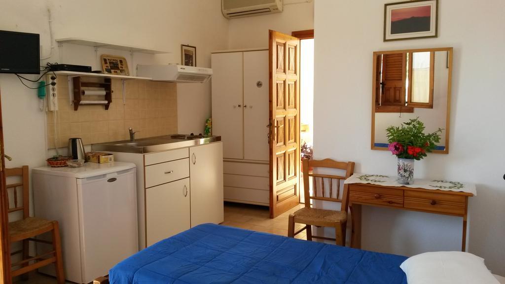 Yvonni Studios Szkála Szoba fotó